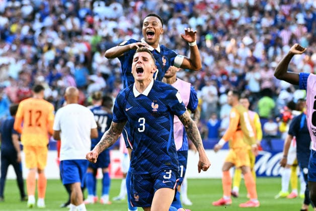 Fussball, Länderspiel, Herren, FIFA World Cup, WM, Weltmeisterschaft, Fussball 2026, Fussball-Weltmeisterschaft, USA, Achtelfinale, Lincoln Financial Field, Philadelphia: Paraguay - Frankreich 0:1; Schlussjubel Kylian Mbappe (FRA), Lucas Digne (FRA). Jubel, Freude, Aktion. *** Soccer, International Match, Men s, 2026 FIFA World Cup, Soccer World Cup, USA, Round of 16, Lincoln Financial Field, Philadelphia, Paraguay vs. France 0–1, Kylian Mbappé (FRA) celebrating at the final whistle, Lucas Digne (FRA) celebrating, joy, action