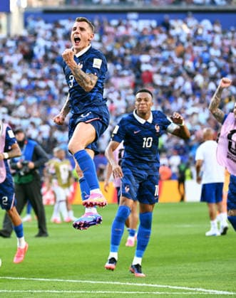 Fussball, Länderspiel, Herren, FIFA World Cup, WM, Weltmeisterschaft, Fussball 2026, Fussball-Weltmeisterschaft, USA, Achtelfinale, Lincoln Financial Field, Philadelphia: Paraguay - Frankreich 0:1; Schlussjubel Kylian Mbappe (FRA), Lucas Digne (FRA). Jubel, Freude, Aktion. *** Soccer, International Match, Men s, 2026 FIFA World Cup, Soccer World Cup, USA, Round of 16, Lincoln Financial Field, Philadelphia, Paraguay vs. France 0–1, Kylian Mbappé (FRA) celebrating at the final whistle, Lucas Digne (FRA) celebrating, joy, action