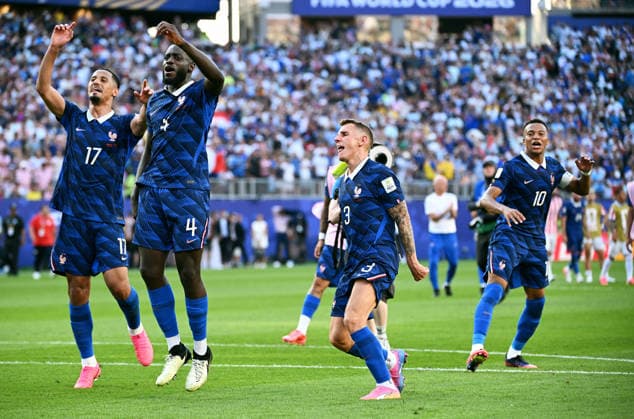 Fussball, Länderspiel, Herren, FIFA World Cup, WM, Weltmeisterschaft, Fussball 2026, Fussball-Weltmeisterschaft, USA, Achtelfinale, Lincoln Financial Field, Philadelphia: Paraguay - Frankreich 0:1; Schlussjubel Kylian Mbappe (FRA), Lucas Digne (FRA), Dayot Upamecano (FRA), William Saliba (FRA). Jubel, Freude, Aktion. *** Soccer, International Match, Men s, 2026 FIFA World Cup, Soccer World Cup, USA, Round of 16, Lincoln Financial Field, Philadelphia, Paraguay vs. France 0–1, Post-match celebration: Kylian Mbappé (FRA), Lucas Digne (FRA), Dayot Upamecano (FRA), William Saliba (FRA)—celebration, joy, action