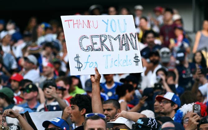 Fussball, Länderspiel, Herren, FIFA World Cup, WM, Weltmeisterschaft, Fussball 2026, Fussball-Weltmeisterschaft, USA, Achtelfinale, Lincoln Financial Field, Philadelphia: Paraguay - Frankreich 0:1; Plakat: Thank you Germany for the tickets. Feature, Symbol, Symbolbild, Einzelbild. *** Soccer, International Match, Men s, 2026 FIFA World Cup, Soccer World Cup, USA, Round of 16, Lincoln Financial Field, Philadelphia, Paraguay vs. France 0–1, Poster, Thank you, Germany, for the tickets, Feature, Symbol, Symbolic Image, Single Image
