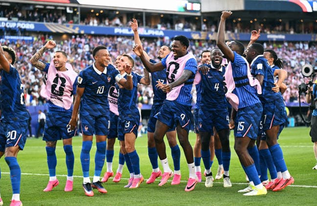 Fussball, Länderspiel, Herren, FIFA World Cup, WM, Weltmeisterschaft, Fussball 2026, Fussball-Weltmeisterschaft, USA, Achtelfinale, Lincoln Financial Field, Philadelphia: Paraguay - Frankreich 0:1; Schlussjubel Frankreich, Desire Doue (FRA), Kylian Mbappe (FRA), Lucas Digne (FRA), Marcus Thuram (FRA), Dayot Upamecano (FRA), Jules Kounde (FRA), Ousmane Dembele (FRA). Jubel, Freude, Aktion. *** Soccer, International Match, Men s, 2026 FIFA World Cup, Soccer World Cup, USA, Round of 16, Lincoln Financial Field, Philadelphia, Paraguay vs. France 0–1, France’s victory celebration, Desire Doue (FRA), Kylian Mbappé (FRA), Lucas Digne (FRA), Marcus Thuram (FRA), Dayot Upamecano (FRA), Jules Koundé (FRA), Ousmane Dembélé (FRA), celebration, joy, action