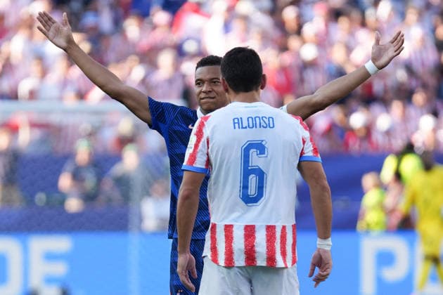 Kylian Mbappe (L) of France celebrates a goal in a Round of 16 match at the 2026 FIFA World Cup, WM, Weltmeisterschaft, Fussball between Paraguay and France at the stadium in Philadelphia, USA, 04 July 2026. FIFA World Cup 2026 : Paraguay vs. France !ACHTUNG: NUR REDAKTIONELLE NUTZUNG!  Copyright: xAngelxColmenaresx GR7016 20260704-55020803437_1