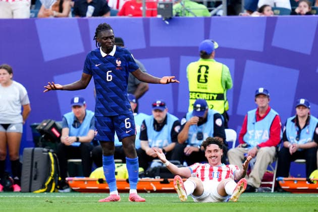 July 04, 2026: France Midfielder Manu Kone (6) and Paraguay Midfielder Mauricio (11) question a play during the second half of a World Cup Match at Philadelphia Stadium in Philadelphia, Pennsylvania. CSM Philadelphia United States of America - ZUMAc04_ 20260704_zma_c04_084 Copyright: xKylexRoddenx