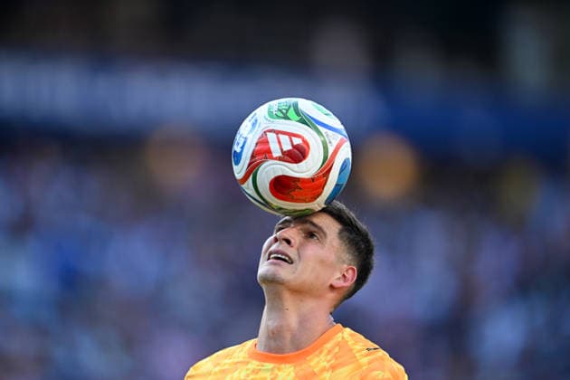 PHILADELPHIA, PA - JULY 04: Orlando Gill 12 of Paraguay heads the ball during the FIFA World Cup, WM, Weltmeisterschaft, Fussball 2026 round of 16 match between France and Paraguay on July 4th, 2026 at Philadelphia Stadium in Philadelphia, PA.(Photo by Terence Lewis Icon Sportswire) SOCCER: JUL 04 FIFA World Cup 26 Round of 16 - Paraguay vs France EDITORIAL USE ONLY Icon260704029