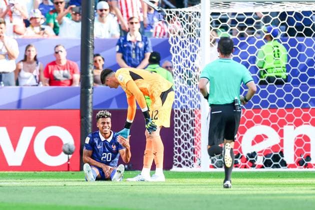 RECORD DATE NOT STATED FIFA World Cup, WM, Weltmeisterschaft, Fussball 2026 - Round of 16 - Paraguay v France Desire Doue player of France and Orlando Gill Goalkeeper of Paraguay during the Round of 16 match between Paraguay and France at the FIFA World Cup, at Philadelphia Stadium, in Philadelphia, United States, on Saturday, July 04, 2026.(Foto: William Volcov Brazil Photo Press IMAGO) Sports Philadelphia PA United States Copyright: xWILLIAMxVOLCOVx