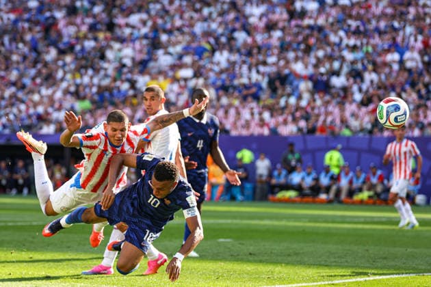 July 4, 2026, Philadelphia, Pennsylvania, USA: KYLIAN MBAPPE (CAPTAIN) of France challenges for a ball during the 2026 FIFA World Cup, WM, Weltmeisterschaft, Fussball Round of 16 match at Philadelphia Stadium in Philadelphia, PA on July 4th, 2026. Philadelphia USA - ZUMAm283 20260704_zsp_m283_030 Copyright: xBillyxMyersx