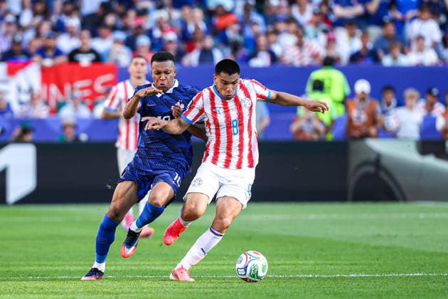 July 4, 2026, Philadelphia, Pennsylvania, USA: KYLIAN MBAPPE (CAPTAIN) of France challenges DIEGO GOMEZ of Paraguay for the ball during the 2026 FIFA World Cup, WM, Weltmeisterschaft, Fussball Round of 16 match at Philadelphia Stadium in Philadelphia, PA on July 4th, 2026. Philadelphia USA - ZUMAm283 20260704_zsp_m283_038 Copyright: xBillyxMyersx