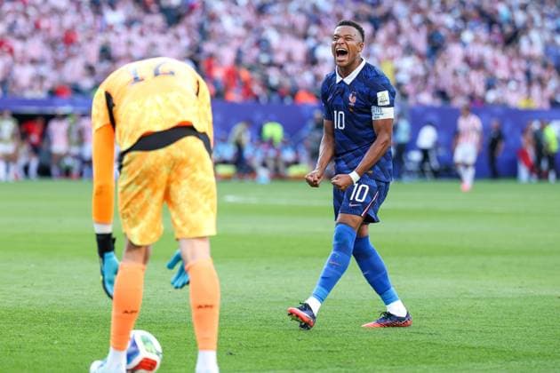 RECORD DATE NOT STATED FIFA World Cup, WM, Weltmeisterschaft, Fussball 2026 - Round of 16 - Paraguay v France Kylian Mbappe celebrates France s 1 0 victory over Paraguay the Round of 16 match between Paraguay and France at the FIFA World Cup, at Philadelphia Stadium, in Philadelphia, United States, on Saturday, July 04, 2026.(Foto: Vanessa Carvalho Brazil Photo Press IMAGO) Sports Copyright: xVanessaxCarvalhox