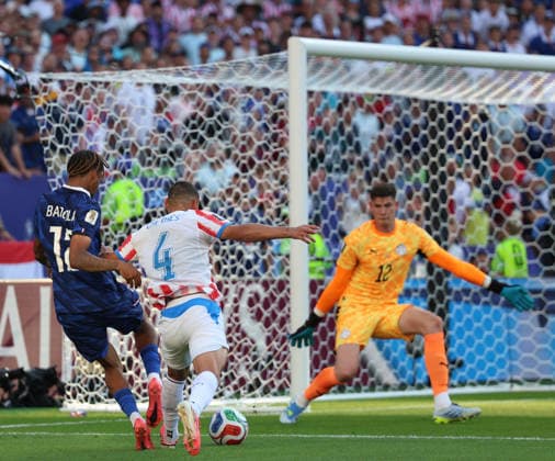 July 4, 2026, Philadelphia, Pennsylvania, USA: France forward Bradley Barcola (12) and Paraguay defender Juan Jose Caceres (4) battle for the ball in front of Paraguay goalkeeper Orlando Gill (12) during the July 4th FIFA World Cup, WM, Weltmeisterschaft, Fussball 2026 matchup between Paraguay and France at Lincoln Financial Field in Philadelphia, Pennsylvania. Philadelphia USA - ZUMAs325 20260704_zsp_s325_065 Copyright: xJessxStilesx