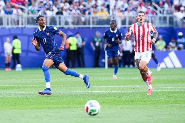 RECORD DATE NOT STATED FIFA World Cup, WM, Weltmeisterschaft, Fussball 2026 - Round of 16 - Paraguay v France Michael Olise player of France and Juan Jose Caceres player of Paraguay during the Round of 16 match between Paraguay and France at the FIFA World Cup, at Philadelphia Stadium, in Philadelphia, United States, on Saturday, July 04, 2026.(Foto: Vanessa Carvalho Brazil Photo Press IMAGO) Sports Copyright: xVanessaxCarvalhox