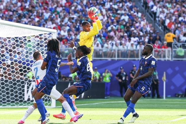 RECORD DATE NOT STATED FIFA World Cup, WM, Weltmeisterschaft, Fussball 2026 - Round of 16 - Paraguay v France Mike Maignan Goalkeeper of France during the Round of 16 match between Paraguay and France at the FIFA World Cup, at Philadelphia Stadium, in Philadelphia, United States, on Saturday, July 04, 2026.(Foto: Vanessa Carvalho Brazil Photo Press IMAGO) Sports Copyright: xVanessaxCarvalhox