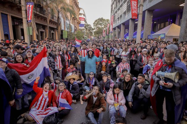 Paraguay football team supporters in Asuncion watch FIFA World Cup, WM, Weltmeisterschaft, Fussball 2026 - Round of 16 ASUNCION, PARAGUAY – JULY 4: Paraguay national football team supporters watch the game against France at the streets of Downtown Asuncion during the FIFA World Cup Round of 16, in Asuncion, Paraguay, on July 4, 2026. Nathalia Aguilar Anadolu Asuncion Paraguay. Editorial use only. Please get in touch for any other usage.  Copyright: x2026xAnadoluxNathaliaxAguilarx