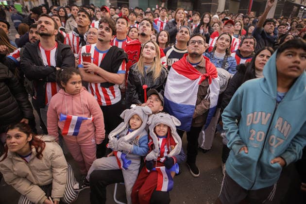 Paraguay football team supporters in Asuncion watch FIFA World Cup, WM, Weltmeisterschaft, Fussball 2026 - Round of 16 ASUNCION, PARAGUAY – JULY 4: Paraguay national football team supporters watch the game against France at the streets of Downtown Asuncion during the FIFA World Cup Round of 16, in Asuncion, Paraguay, on July 4, 2026. Nathalia Aguilar Anadolu Asuncion Paraguay. Editorial use only. Please get in touch for any other usage.  Copyright: x2026xAnadoluxNathaliaxAguilarx