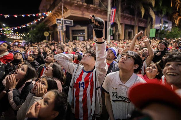 Paraguay football team supporters in Asuncion watch FIFA World Cup, WM, Weltmeisterschaft, Fussball 2026 - Round of 16 ASUNCION, PARAGUAY – JULY 4: Paraguay national football team supporters react during the game against France at the streets of Downtown Asuncion during the FIFA World Cup Round of 16, in Asuncion, Paraguay, on July 4, 2026. Nathalia Aguilar Anadolu Asuncion Paraguay. Editorial use only. Please get in touch for any other usage.  Copyright: x2026xAnadoluxNathaliaxAguilarx