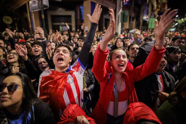 Paraguay football team supporters in Asuncion watch FIFA World Cup, WM, Weltmeisterschaft, Fussball 2026 - Round of 16 ASUNCION, PARAGUAY – JULY 4: Paraguay national football team supporters protest during the game against France at the streets of Downtown Asuncion during the FIFA World Cup Round of 16, in Asuncion, Paraguay, on July 4, 2026. Nathalia Aguilar Anadolu Asuncion Paraguay. Editorial use only. Please get in touch for any other usage.  Copyright: x2026xAnadoluxNathaliaxAguilarx
