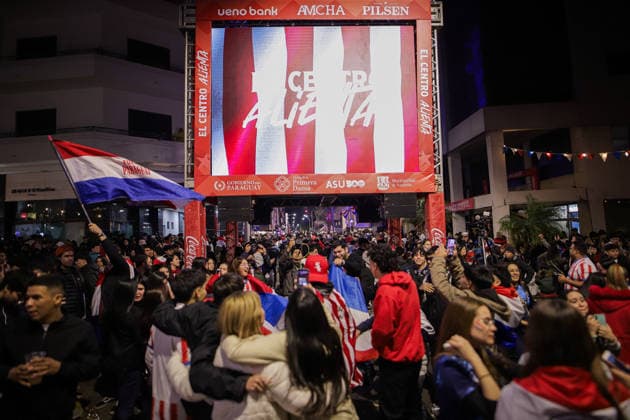 Paraguay football team supporters in Asuncion watch FIFA World Cup, WM, Weltmeisterschaft, Fussball 2026 - Round of 16 ASUNCION, PARAGUAY – JULY 4: Paraguay national football team supporters stand after France s victory at a street in downtown Asuncion during the FIFA World Cup Round of 16, in Asuncion, Paraguay, on July 4, 2026. Nathalia Aguilar Anadolu Asuncion Paraguay. Editorial use only. Please get in touch for any other usage.  Copyright: x2026xAnadoluxNathaliaxAguilarx