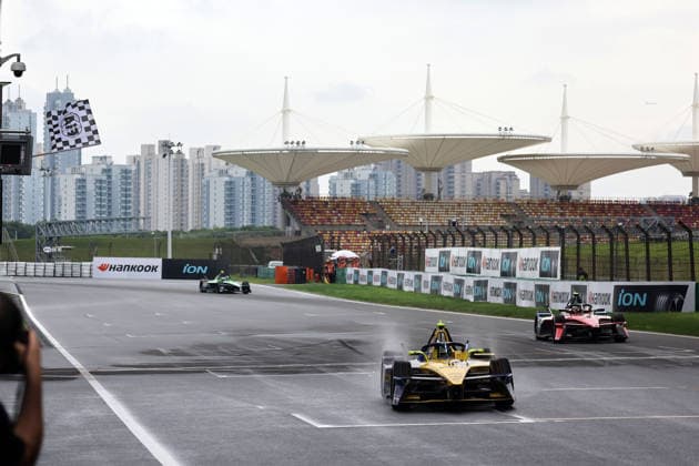 Sieger Lucas di Grassi (BRA) Lola- Yamaha vor Jean- Eric Vergne (FRA) Citreon und dem Dritten Joel Eriksson (SWE) Envision passieren die schwarz- weiss karierte Flagge, Rennen 2, FIA Formel E Weltmeisterschaft Saison 12, Shanghai E- Prix, China, 05.07.2026, Shanghai International Circuit, *** Winner Lucas di Grassi (BRA) in a Lola Yamaha, ahead of Jean Eric Vergne (FRA) in a Citroën and third-place finisher Joel Eriksson (SWE) in an Envision, cross the black-and-white checkered flag in Race 2, FIA Formula E World Championship Season 12, Shanghai E-Prix, China, July 5, 2026, Shanghai International Circuit,