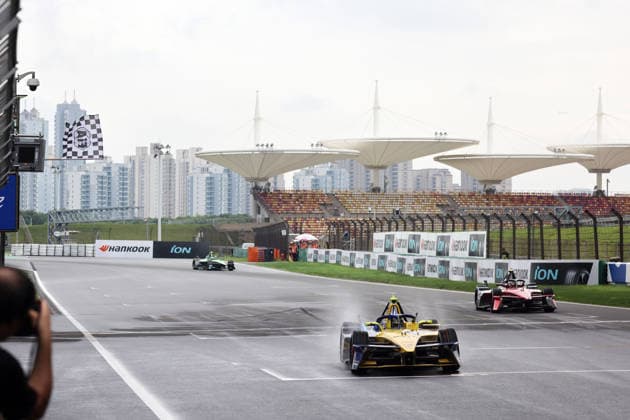 Sieger Lucas di Grassi (BRA) Lola- Yamaha vor Jean- Eric Vergne (FRA) Citreon und dem Dritten Joel Eriksson (SWE) Envision passieren die schwarz- weiss karierte Flagge, Rennen 2, FIA Formel E Weltmeisterschaft Saison 12, Shanghai E- Prix, China, 05.07.2026, Shanghai International Circuit, *** Winner Lucas di Grassi (BRA) in a Lola Yamaha, ahead of Jean Eric Vergne (FRA) in a Citroën and third-place finisher Joel Eriksson (SWE) in an Envision, cross the black-and-white checkered flag in Race 2, FIA Formula E World Championship Season 12, Shanghai E-Prix, China, July 5, 2026, Shanghai International Circuit,