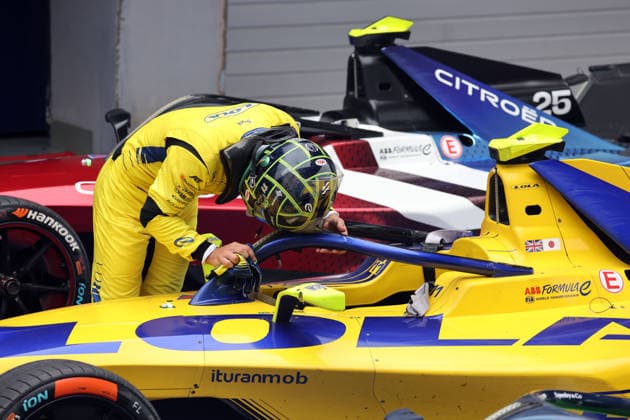 Sieger Lucas di Grassi (BRA) an seinem Lola- Yamaha im Parc ferme, Rennen 2, FIA Formel E Weltmeisterschaft Saison 12, Shanghai E- Prix, China, 05.07.2026, Shanghai International Circuit, *** Winner Lucas di Grassi (BRA) next to his Lola Yamaha in the parc fermé, Race 2, FIA Formula E World Championship Season 12, Shanghai E-Prix, China, July 5, 2026, Shanghai International Circuit,