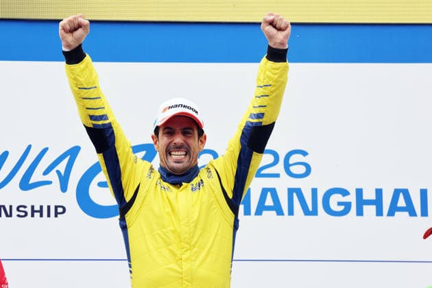 Sieger Lucas di Grassi (BRA) Lola- Yamaha jubelnd dem Podium, Rennen 2, FIA Formel E Weltmeisterschaft Saison 12, Shanghai E- Prix, China, 05.07.2026, Shanghai International Circuit, *** Winner Lucas di Grassi (BRA) in a Lola Yamaha celebrating on the podium, Race 2, FIA Formula E World Championship Season 12, Shanghai E-Prix, China, July 5, 2026, Shanghai International Circuit,