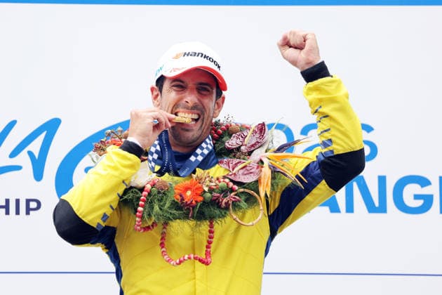Lucas di Grassi (BRA) Lola- Yamaha beist auf die Siegermedalie auf dem Podium, Rennen 2, FIA Formel E Weltmeisterschaft Saison 12, Shanghai E- Prix, China, 05.07.2026, Shanghai International Circuit, *** Lucas di Grassi (BRA) of Lola Yamaha holds up the winner s medal on the podium, Race 2, FIA Formula E World Championship Season 12, Shanghai E-Prix, China, July 5, 2026, Shanghai International Circuit,