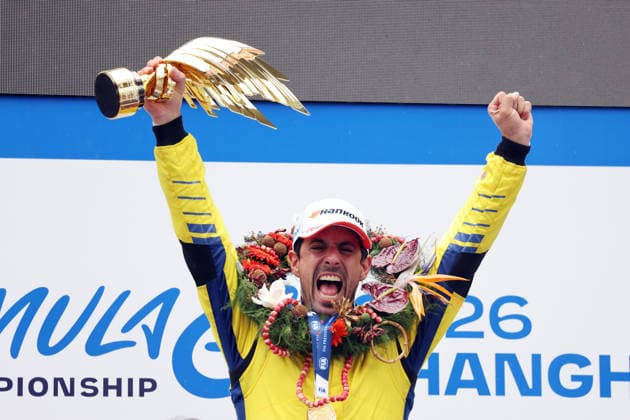 Sieger Lucas di Grassi (BRA) Lola- Yamaha jubelnd dem Podium, Rennen 2, FIA Formel E Weltmeisterschaft Saison 12, Shanghai E- Prix, China, 05.07.2026, Shanghai International Circuit, *** Winner Lucas di Grassi (BRA) in a Lola Yamaha celebrating on the podium, Race 2, FIA Formula E World Championship Season 12, Shanghai E-Prix, China, July 5, 2026, Shanghai International Circuit,