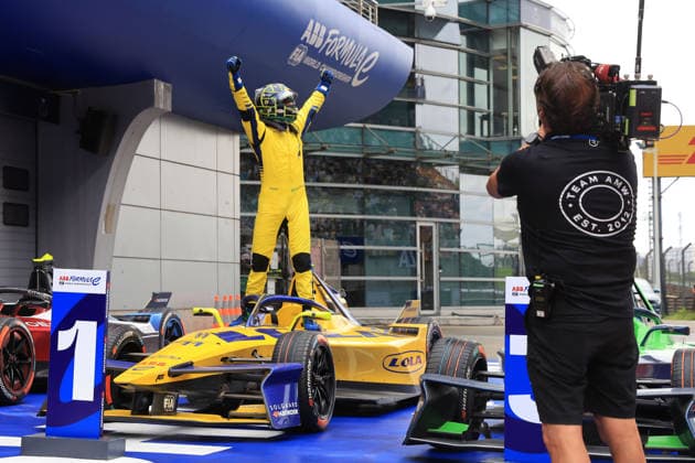 Sieger Lucas di Grassi (BRA) Lola- Yamaha jubelnd auf seinem Lola- Yamaha im Parc ferme, Rennen 2, FIA Formel E Weltmeisterschaft Saison 12, Shanghai E- Prix, China, 05.07.2026, Shanghai International Circuit, *** Winner Lucas di Grassi (BRA) of Lola Yamaha celebrating on his Lola Yamaha in the parc fermé, Race 2, FIA Formula E World Championship Season 12, Shanghai E-Prix, China, July 5, 2026, Shanghai International Circuit,