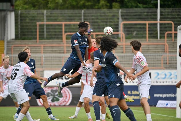Aurel Wagbe (VfL Bochum), li., erzielt mit diesem Kopfball das 2:3 Siegtor 04.07.2026, Fussball 2. Bundesliga, Saison 2026 2027, Testspiel, Rot-Weiß Oberhausen - VfL Bochum 2:3 Oberhausen Niederrheinstadion Nordrhein Westfalen Deutschland *** Aurel Wagbe of VfL Bochum (left) scores the winning goal with this header, making the score 2–3, on July 4, 2026, Soccer, 2. Bundesliga, 2026–2027 season, friendly match: Rot-Weiß Oberhausen vs. VfL Bochum, 2–3, Oberhausen, Niederrheinstadion, North Rhine-Westphalia, Germany Team2