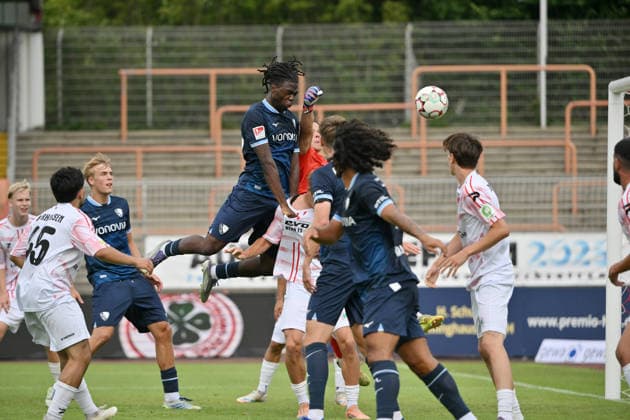 Aurel Wagbe (VfL Bochum), li., erzielt mit diesem Kopfball das 2:3 Siegtor 04.07.2026, Fussball 2. Bundesliga, Saison 2026 2027, Testspiel, Rot-Weiß Oberhausen - VfL Bochum 2:3 Oberhausen Niederrheinstadion Nordrhein Westfalen Deutschland *** Aurel Wagbe of VfL Bochum (left) scores the winning goal with this header, making the score 2–3, on July 4, 2026, Soccer, 2. Bundesliga, 2026–2027 season, friendly match: Rot-Weiß Oberhausen vs. VfL Bochum, 2–3, Oberhausen, Niederrheinstadion, North Rhine-Westphalia, Germany Team2