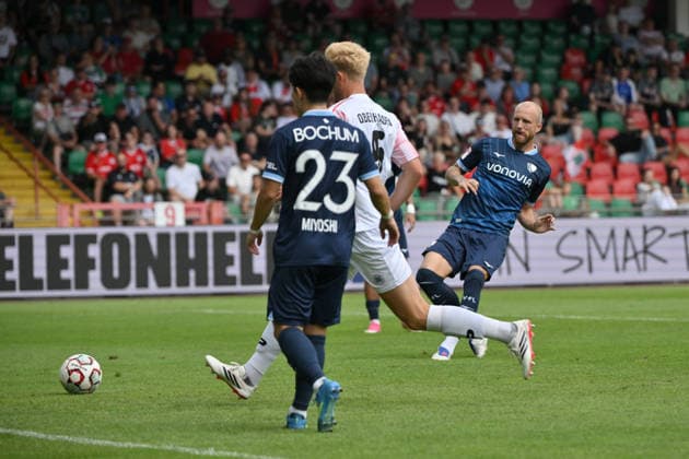 Philipp Hofmann (VfL Bochum), re., erzielt das Tor zum 0:1 04.07.2026, Fussball 2. Bundesliga, Saison 2026 2027, Testspiel, Rot-Weiß Oberhausen - VfL Bochum 2:3 Oberhausen Niederrheinstadion Nordrhein Westfalen Deutschland *** Philipp Hofmann of VfL Bochum (right) scores the goal to make it 0–1 on July 4, 2026, Soccer, 2. Bundesliga, 2026–2027 season, friendly match, Rot-Weiß Oberhausen vs. VfL Bochum, 2–3, Oberhausen, Niederrheinstadion, North Rhine-Westphalia, Germany Team2