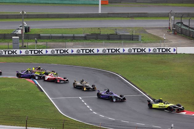 Felipe Drugovich (BRA) Andretti 28 vor Pascal Wehrlein (GER) Porsche und Taylor Barnard (GBR) DS penske zu beginn des Rennen 2, FIA Formel E Weltmeisterschaft Saison 12, Shanghai E- Prix, China, 05.07.2026, Shanghai International Circuit, *** Felipe Drugovich (BRA) Andretti 28 ahead of Pascal Wehrlein (GER) Porsche and Taylor Barnard (GBR) DS Penske at the start of Race 2, FIA Formula E World Championship Season 12, Shanghai E-Prix, China, July 5, 2026, Shanghai International Circuit,