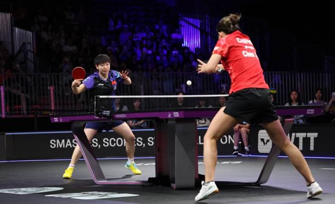(260705) -- ONTARIO, July 5, 2026 -- Sun Yingsha (L) of China hits a return during the women s singles quarterfinal match against Chen Xingtong of China at the WTT United States Smash 2026 in Ontario, California, the United States, July 4, 2026. (Photo by Xinhua) (SP)U.S.-ONTARIO Table tennis, Tischtennis WTT SMASH 2026-WOMEN S SINGLES ZengxHui 