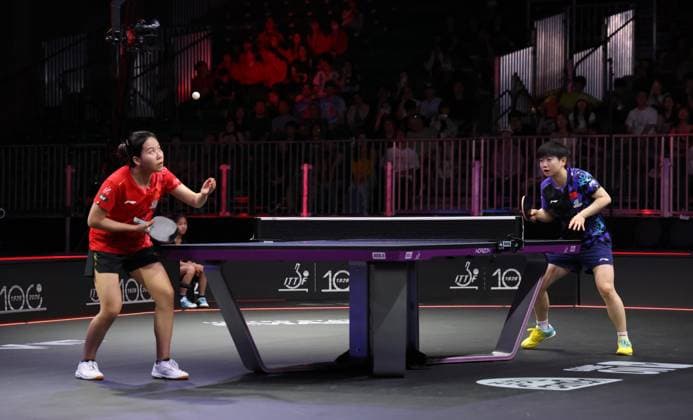(260705) -- ONTARIO, July 5, 2026 -- Chen Xingtong (L) of China serves during the women s singles quarterfinal match against Sun Yingsha of China at the WTT United States Smash 2026 in Ontario, California, the United States, July 4, 2026. (Photo by Xinhua) (SP)U.S.-ONTARIO Table tennis, Tischtennis WTT SMASH 2026-WOMEN S SINGLES ZengxHui 