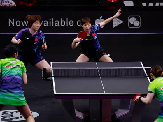(260705) -- ONTARIO, July 5, 2026 -- Wang Manyu (R, top) Kuai Man of China compete during the women s doubles final against Harimoto Miwa Hayata Hina of Japan at the WTT United States Smash 2026 in Ontario, California, the United States, July 4, 2026. (Photo by Xinhua) (SP)U.S.-ONTARIO Table tennis, Tischtennis WTT SMASH 2026-WOMEN S DOUBLES QiuxChen 