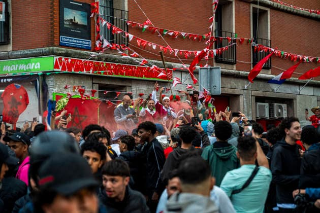 July 4, 2026, Den Haag, South Holland, Netherlands: 4 July 2026, The Hague, the Netherlands. Morocco fans celebrate in the Schilderswijk neighbourhood of The Hague, after Morocco defeated Canada 3-0 in the FIFA World Cup, WM, Weltmeisterschaft, Fussball 2026 Round of 16 to advance to the quarter-finals. Fans Celebrate Morocco Win At The World Cup.  - ZUMAp202 0860756010st Copyright: xJamesxPetermeierx
