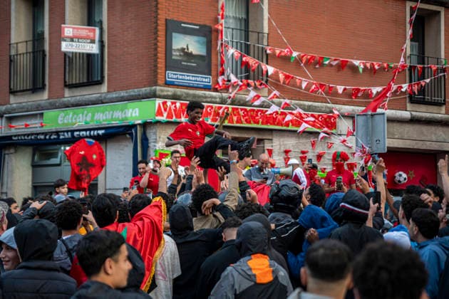 July 4, 2026, Den Haag, South Holland, Netherlands: 4 July 2026, The Hague, the Netherlands. Morocco fans celebrate in the Schilderswijk neighbourhood of The Hague, after Morocco defeated Canada 3-0 in the FIFA World Cup, WM, Weltmeisterschaft, Fussball 2026 Round of 16 to advance to the quarter-finals. Fans Celebrate Morocco Win At The World Cup.  - ZUMAp202 0860756356st Copyright: xJamesxPetermeierx