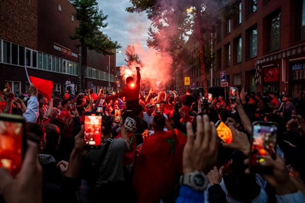 July 4, 2026, Den Haag, South Holland, Netherlands: 4 July 2026, The Hague, the Netherlands. Morocco fans celebrate in the Schilderswijk neighbourhood of The Hague, after Morocco defeated Canada 3-0 in the FIFA World Cup, WM, Weltmeisterschaft, Fussball 2026 Round of 16 to advance to the quarter-finals. Fans Celebrate Morocco Win At The World Cup.  - ZUMAp202 0860756359st Copyright: xJamesxPetermeierx