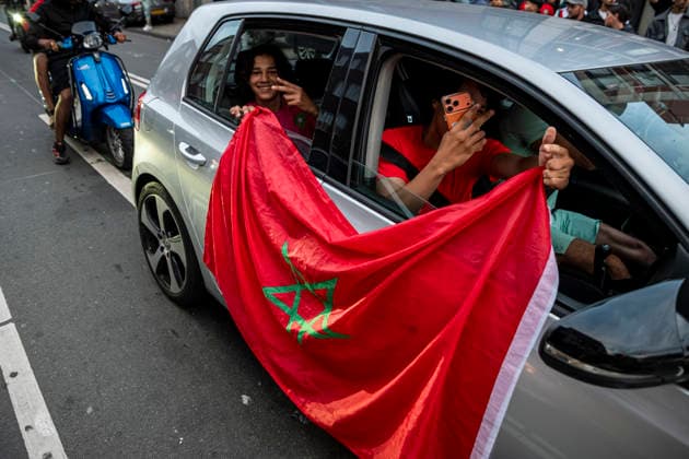 July 4, 2026, Den Haag, South Holland, Netherlands: 4 July 2026, The Hague, the Netherlands. Morocco fans celebrate in the Schilderswijk neighbourhood of The Hague, after Morocco defeated Canada 3-0 in the FIFA World Cup, WM, Weltmeisterschaft, Fussball 2026 Round of 16 to advance to the quarter-finals. Fans Celebrate Morocco Win At The World Cup.  - ZUMAp202 0860756389st Copyright: xJamesxPetermeierx