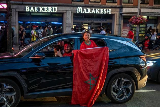 July 4, 2026, Den Haag, South Holland, Netherlands: 4 July 2026, The Hague, the Netherlands. Morocco fans celebrate in the Schilderswijk neighbourhood of The Hague, after Morocco defeated Canada 3-0 in the FIFA World Cup, WM, Weltmeisterschaft, Fussball 2026 Round of 16 to advance to the quarter-finals. Fans Celebrate Morocco Win At The World Cup.  - ZUMAp202 0860756641st Copyright: xJamesxPetermeierx
