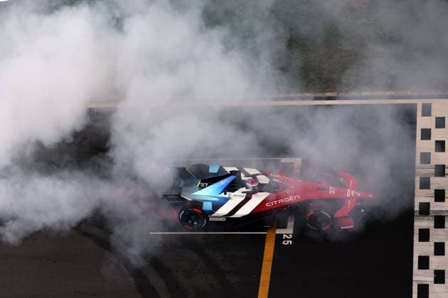 Nick Cassidy (NZL) Citreon umgeben von rauch vom aufwärmen der Reifen eines Konkurenten, Startaufstellung zu Rennen 2, FIA Formel E Weltmeisterschaft Saison 12, Shanghai E- Prix, China, 05.07.2026, Shanghai International Circuit, *** Nick Cassidy (NZL) in a Citroën, surrounded by smoke from a competitor warming up his tires, on the starting grid for Race 2, FIA Formula E World Championship Season 12, Shanghai E-Prix, China, July 5, 2026, Shanghai International Circuit,