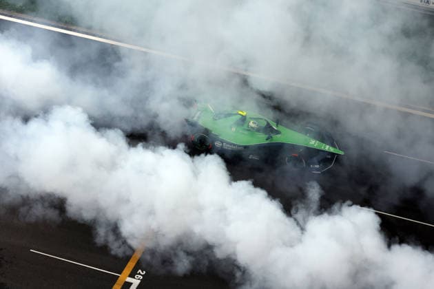 Joel Eriksson (SWE) Envision beim Burn out und umgeben von Rauch eines Konkurenten, der ebenfalls seine Reifen aufgewärmt hat Startaufstellung zu Rennen 2, FIA Formel E Weltmeisterschaft Saison 12, Shanghai E- Prix, China, 05.07.2026, Shanghai International Circuit, *** Joel Eriksson (SWE) in his Envision, performing a burnout and surrounded by smoke from a competitor who was also warming up his tires. Starting grid for Race 2, FIA Formula E World Championship Season 12, Shanghai E-Prix, China, July 5, 2026, Shanghai International Circuit,
