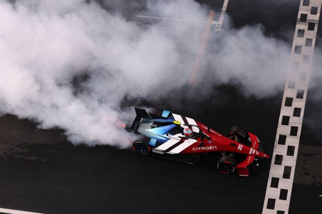 Jean Eric- Vergne (FRA) Citreon beim Burn out und umgeben von Rauch eines Konkurenten, der ebenfalls seine Reifen aufgewärmt hat Startaufstellung zu Rennen 2, FIA Formel E Weltmeisterschaft Saison 12, Shanghai E- Prix, China, 05.07.2026, Shanghai International Circuit, *** Jean Eric Vergne (FRA) in a Citroën, experiencing a burnout and surrounded by smoke from a competitor who was also warming up his tires. Starting grid for Race 2, FIA Formula E World Championship Season 12, Shanghai E-Prix, China, July 5, 2026, Shanghai International Circuit,
