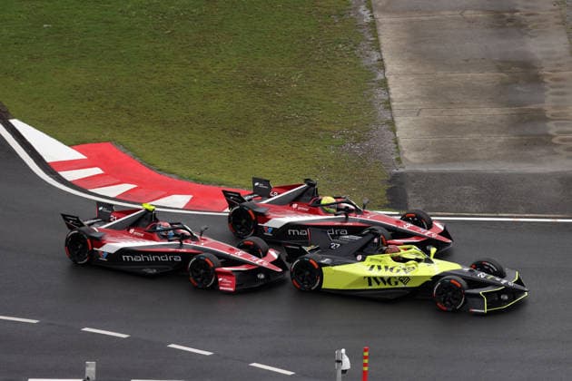 nyck de Vries (NED) und Teamkollege Edoardo Mortara (SUI) beide Mahindra im dreimkampf mit Jack Dennis (GBR) Andretti 28, FIA Formel E Weltmeisterschaft Saison 12, Shanghai E- Prix, China, 05.07.2026, Shanghai International Circuit, *** Nyck de Vries (NED) and teammate Edoardo Mortara (SUI), both driving for Mahindra, in a three-way battle with Jack Dennis (GBR) of Andretti 28, FIA Formula E World Championship Season 12, Shanghai E-Prix, China, July 5, 2026, Shanghai International Circuit,