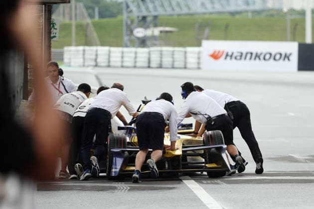 FIA Mitarbeiter schieben den beschädigten Lola- Yamaha auf der Start- Zielgerade von der der rennstrecke,, Rennen 2, FIA Formel E Weltmeisterschaft Saison 12, Shanghai E- Prix, China, 05.07.2026, Shanghai International Circuit, *** FIA staff push the damaged Lola Yamaha off the start-finish straight of the racetrack, Race 2, FIA Formula E World Championship Season 12, Shanghai E-Prix, China, July 5, 2026, Shanghai International Circuit,