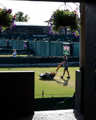 Wimbledon Grounds Team prepare the grass courts ahead of play on Day 7 of The Championships, Wimbledon 2026, at the All England Lawn Tennis and Croquet Club, London, England, on 5 July 2026 London All England Lawn Tennis and Croquet Club Wimbledon England, UK NEWSPAPERS OUT Copyright: xImmyxThompson-Bland IPSxPhotoxAgencyx
