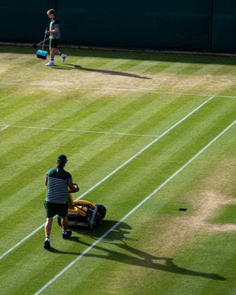 Wimbledon Grounds Team prepare the grass courts ahead of play on Day 7 of The Championships, Wimbledon 2026, at the All England Lawn Tennis and Croquet Club, London, England, on 5 July 2026 London All England Lawn Tennis and Croquet Club Wimbledon England, UK NEWSPAPERS OUT Copyright: xImmyxThompson-Bland IPSxPhotoxAgencyx