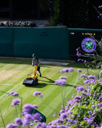 Wimbledon Grounds Team prepare the grass courts ahead of play on Day 7 of The Championships, Wimbledon 2026, at the All England Lawn Tennis and Croquet Club, London, England, on 5 July 2026 London All England Lawn Tennis and Croquet Club Wimbledon England, UK NEWSPAPERS OUT Copyright: xImmyxThompson-Bland IPSxPhotoxAgencyx