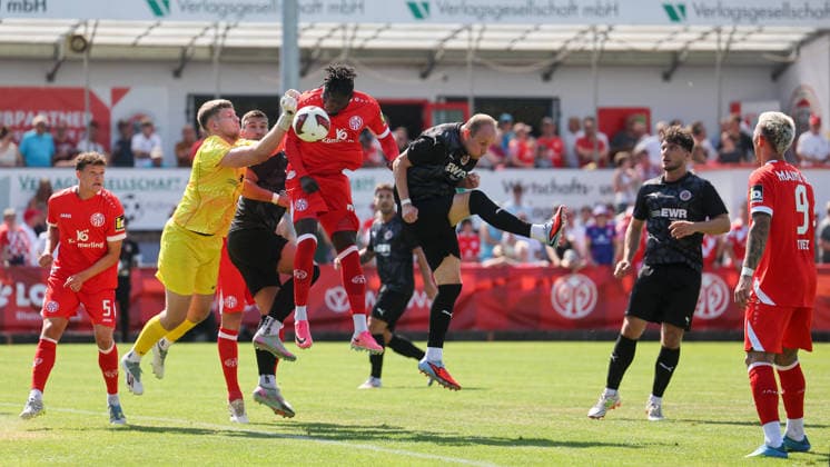 Fußball - Testspiel - TSG Pfeddersheim - 1. FSV Mainz 05 - 04.07.26, Gleich dicke Luft vor dem Tor der Gastgeber - Leon Yannick Guth (TSG), Danny Da Costa (Mainz), Christopher Ludwig (TSG), - *** Soccer Friendly Match: TSG Pfeddersheim 1 vs. FSV Mainz 05, April 7, 2026. Tense atmosphere in front of the hosts goal: Leon Yannick Guth (TSG), Danny Da Costa (Mainz), Christopher Ludwig (TSG),