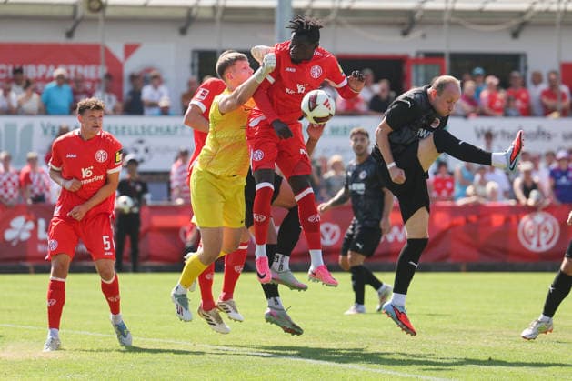 Fußball - Testspiel - TSG Pfeddersheim - 1. FSV Mainz 05 - 04.07.26, Gleich dicke Luft vor dem Tor der Gastgeber - Leon Yannick Guth (TSG), Danny Da Costa (Mainz), Christopher Ludwig (TSG), - *** Soccer Friendly Match: TSG Pfeddersheim 1 vs. FSV Mainz 05, April 7, 2026. Tense atmosphere in front of the hosts goal: Leon Yannick Guth (TSG), Danny Da Costa (Mainz), Christopher Ludwig (TSG),