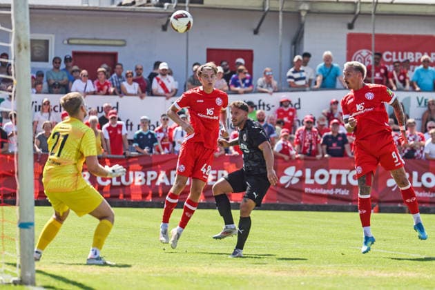 Fußball - Testspiel - TSG Pfeddersheim - 1. FSV Mainz 05 - 04.07.26, Erster Treffer durch Philip Tietz (Mainz), - *** Soccer Friendly Match: TSG Pfeddersheim 1, FSV Mainz 05, April 7, 2026; First goal scored by Philip Tietz (Mainz),